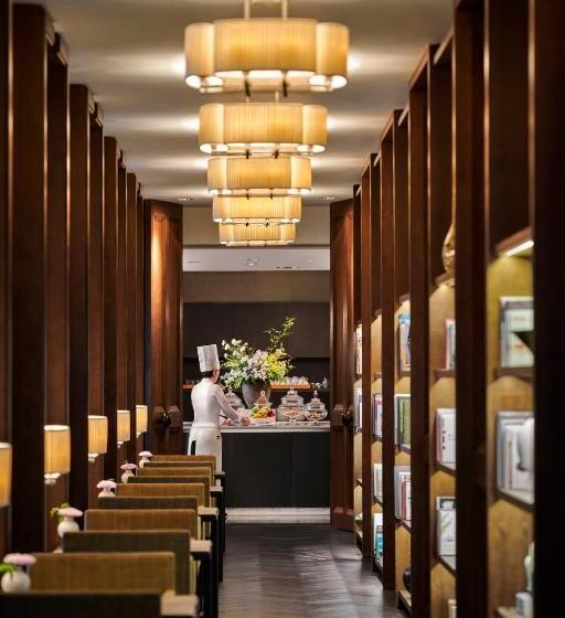 Номер Клуб Кровать Кинг, Mandarin Oriental Guangzhou