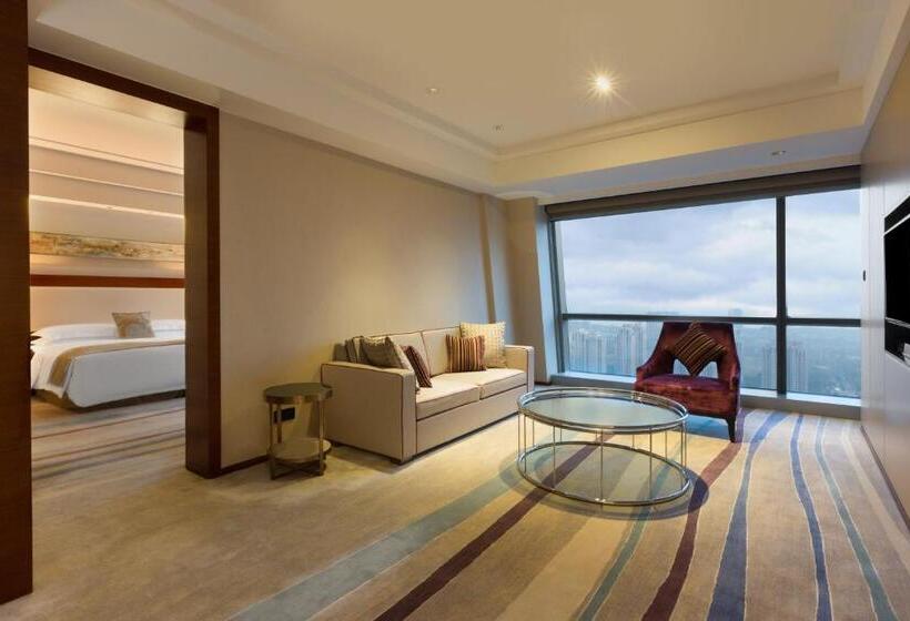 Suite with lake view, Crowne Plaza Wuxi Taihu, An Ihg