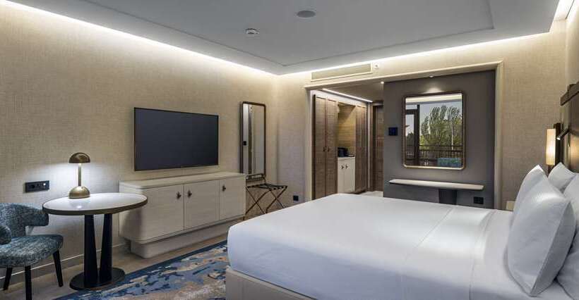اتاق اجرایی با تخت بزرگ, Hilton Kyiv