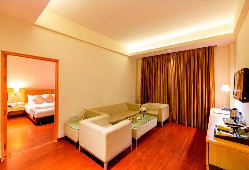 Люкс Кровать Кинг, Ramada Neemrana