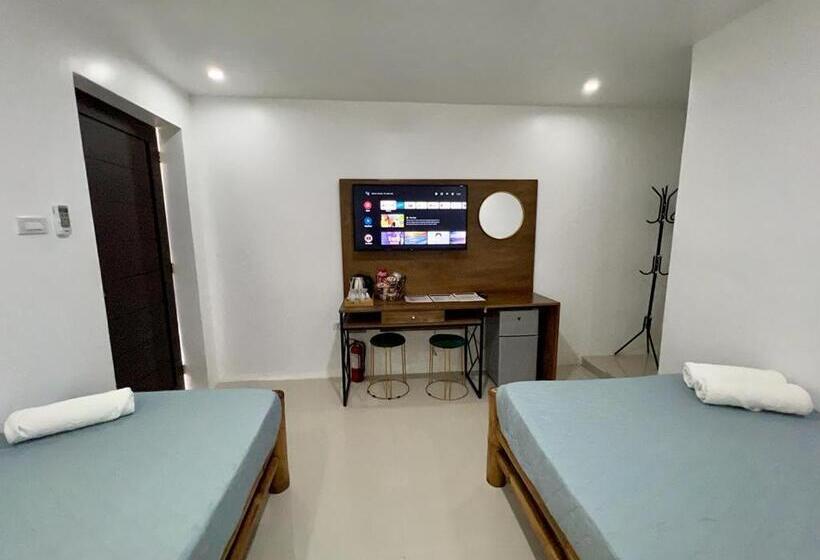 غرفة قياسية مطلّة علي حمام السباحة, The Philip Ann Resort