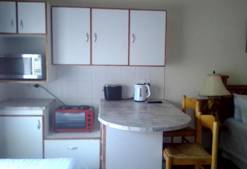 Семейный Номер, Access Guest House