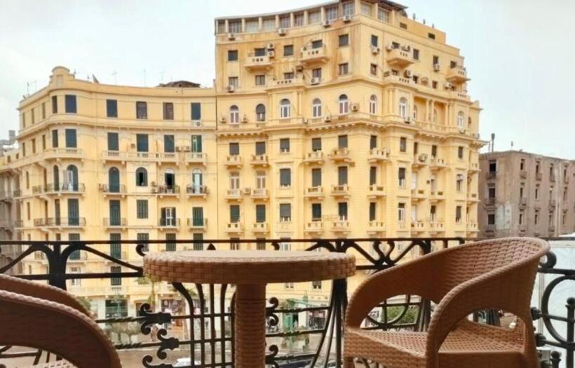 اتاق لوکس, Cairo Inn