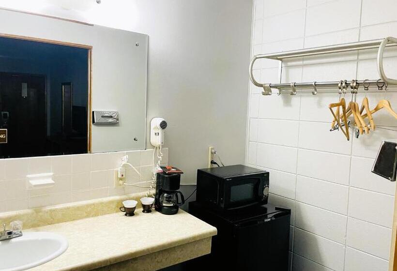 Номер Deluxe, The Madison Inn Motel