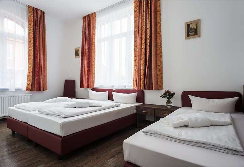 Economy Triple Room, Queens Park