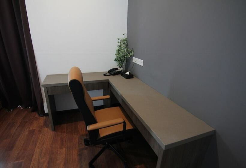 سوییت جونیور, Nexus Regency Suites &