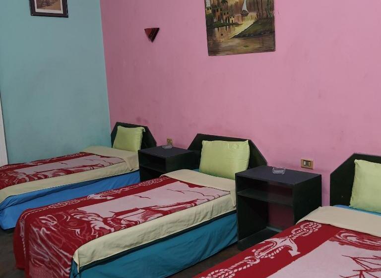 اتاق استاندارد سه نفره, African House Hostel