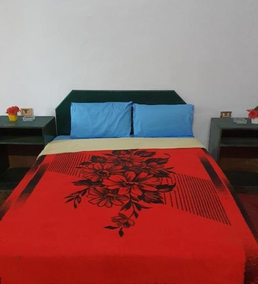 اتاق استاندارد یک تخته با سرویس بهداشتی مشترک, African House Hostel