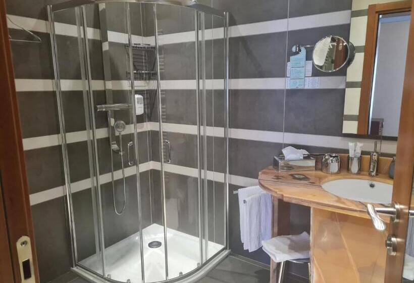 سوییت جونیور با بالکن, Albergo Del Lago