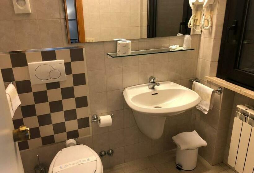 Chambre Standard, Ai Tufi