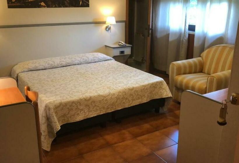 Chambre Standard, Ai Tufi