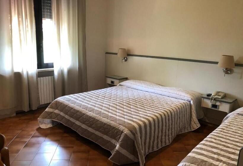 Chambre Triple Standard, Ai Tufi