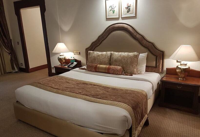 اتاق لوکس, The Palms Town & Country Club   Resort