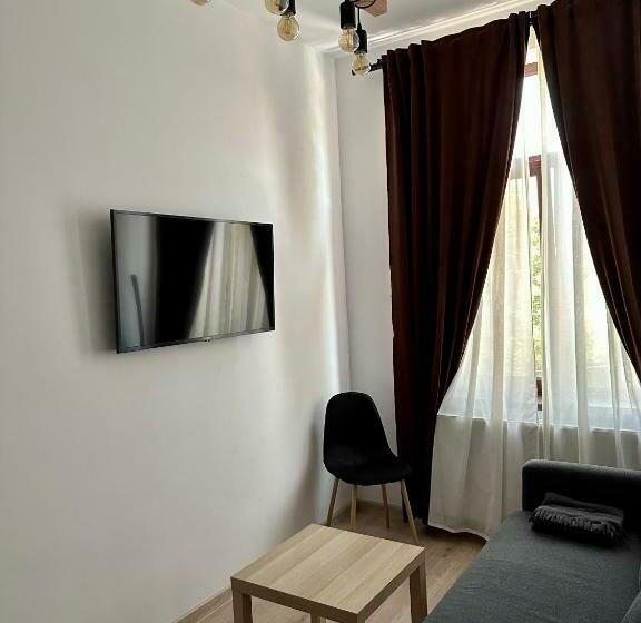 استودیوی استاندارد, Escape Pensiune