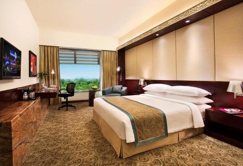 Номер Deluxe, Crowne Plaza Ahmedabad City Centre, An Ihg