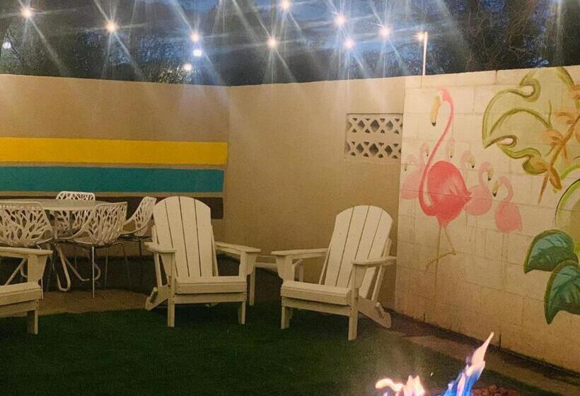 디럭스 스튜디오, Dragonfly Motor Lodge