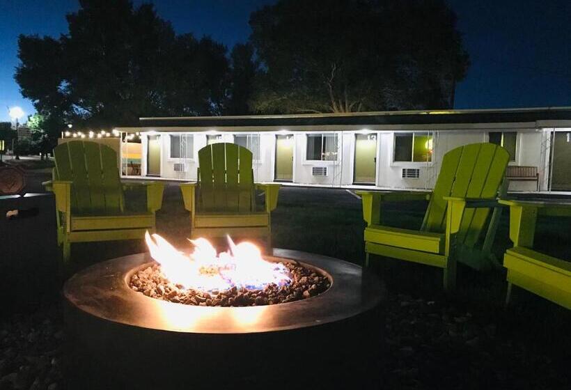 디럭스 스위트, Dragonfly Motor Lodge