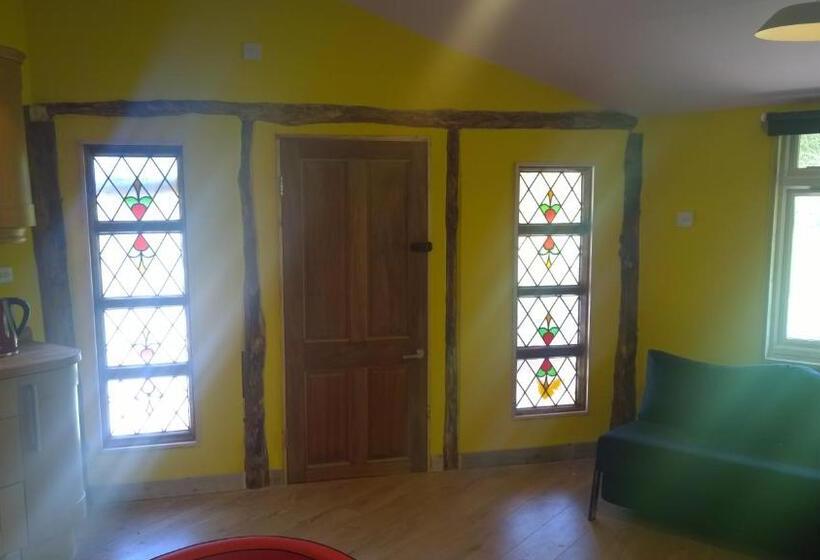 Дом 1 Спальня, Hen House