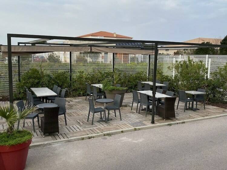 Трехместный Номер Superior, The Originals City, Hôtel Les Dômes, Perpignan Sud Saleilles