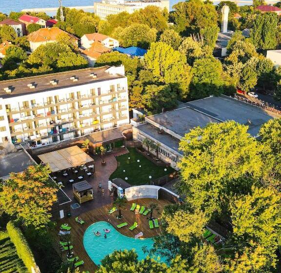 اتاق استاندارد با چشم‌انداز باغ, Mojo Resort