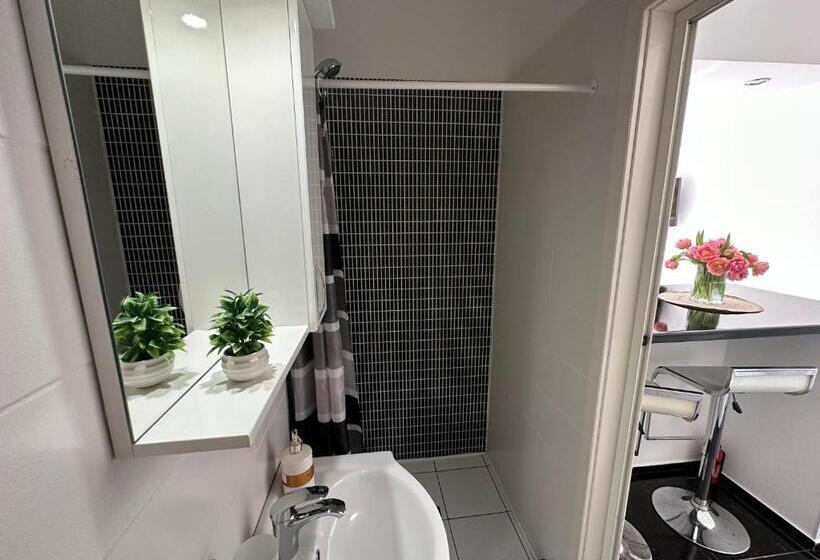 استودیوی استاندارد, Accommodation Tomcuk