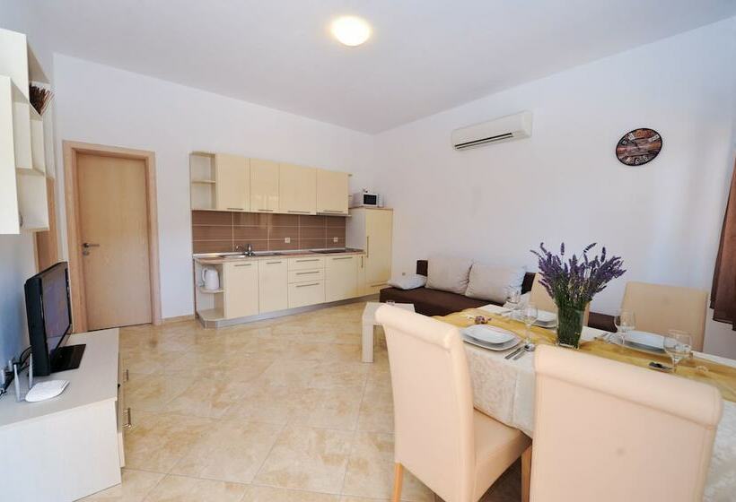 Апартаменты Comfort 2 Спальни, Lastura Aparthotel & Mobile Homes