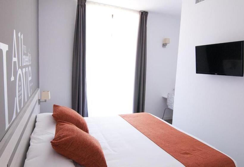 Superior Room with Terrace, Hostal Live Barcelona