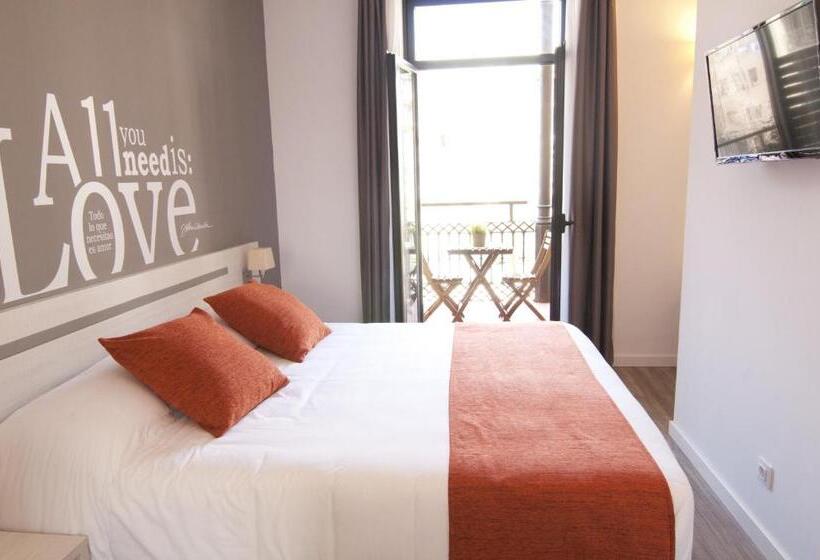 Superior Room with Terrace, Hostal Live Barcelona