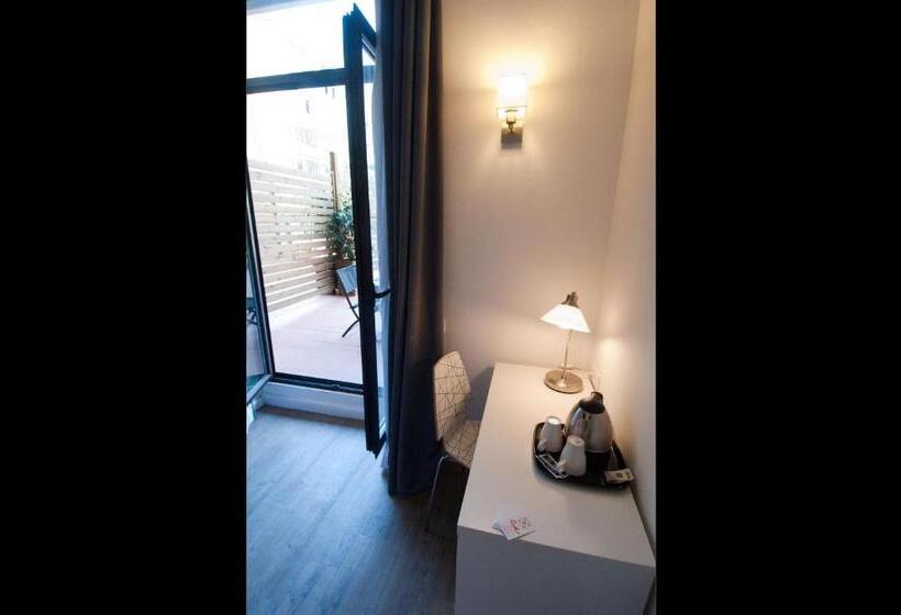 Superior Room with Terrace, Hostal Live Barcelona