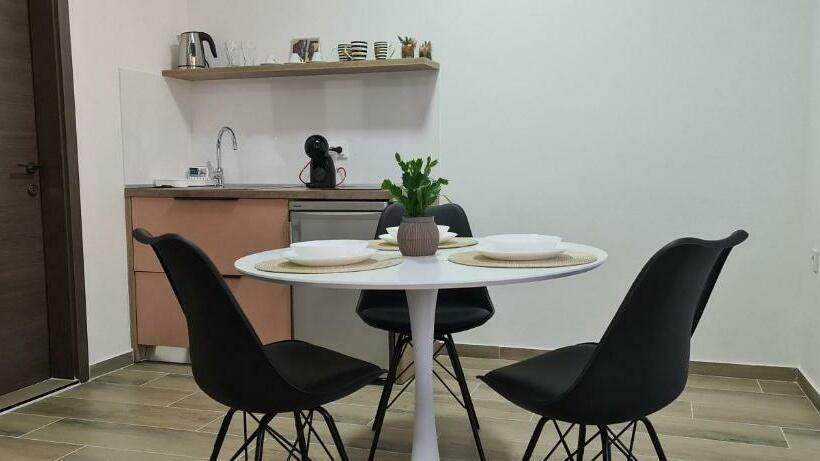 اتاق کلاسیک سه تخته, G&g Suites
