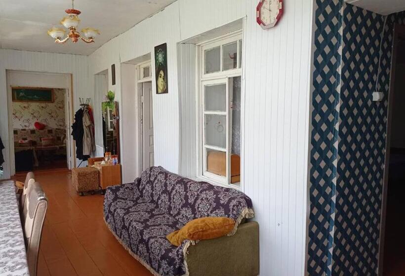 اتاق استاندارد سه تخته با سرویس بهداشتی مشترک, Iamze S Guest House