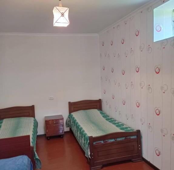 اتاق استاندارد سه نفره, Iamze S Guest House