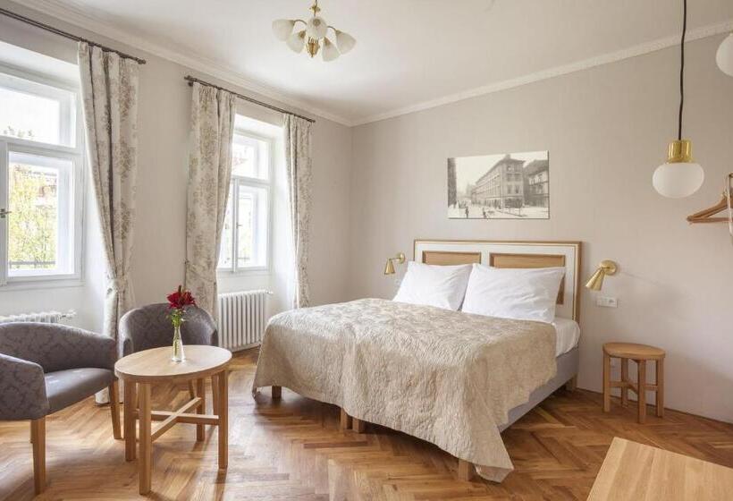 Quarto Superior, At The Golden Scissors