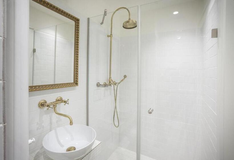 Quarto Estandar, At The Golden Scissors