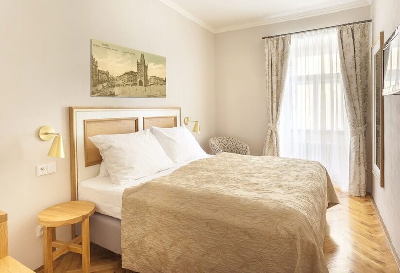 Quarto Estandar, At The Golden Scissors