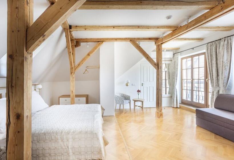 Quarto Estandar com Vistas, At The Golden Scissors