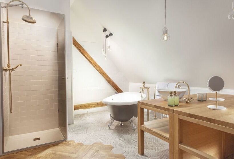 Quarto Deluxe, At The Golden Scissors
