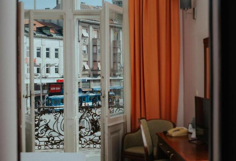 Quarto Estandar com Sacada, Central