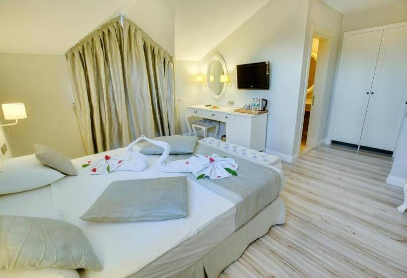 Номер Deluxe, The Pinehill Hotel & Suites