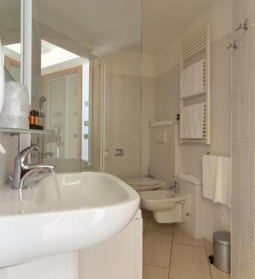 Suite with lake view, La Locanda