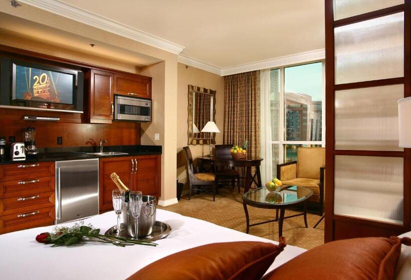سوئیت جونیور با چشم‌انداز, Luxury Suites International At The Signature