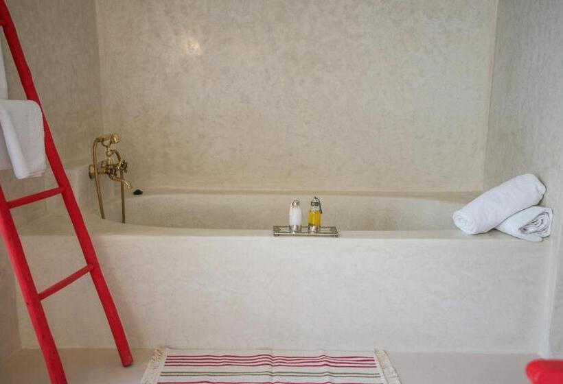 سوییت اجرایی, Riad Alia