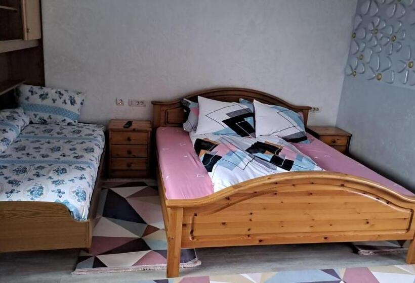 חדר משפחתי, Casa Luna