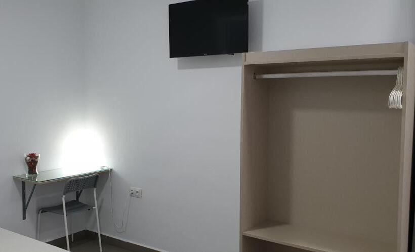 Habitación Triple Estándar con Balcón, Pensión Mastil 16