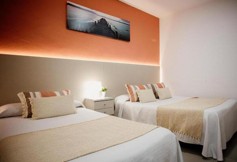 Habitación Triple Estándar con Balcón, Pensión Mastil 16
