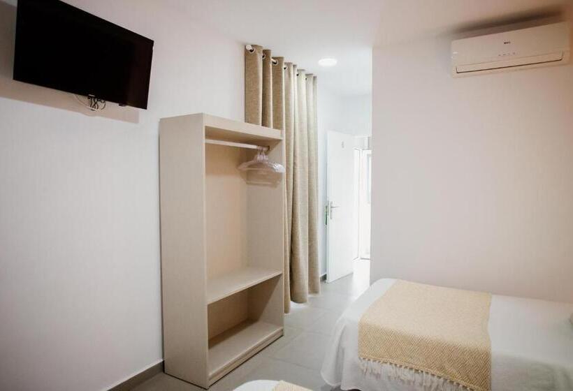 Habitación Triple Estándar con Balcón, Pensión Mastil 16