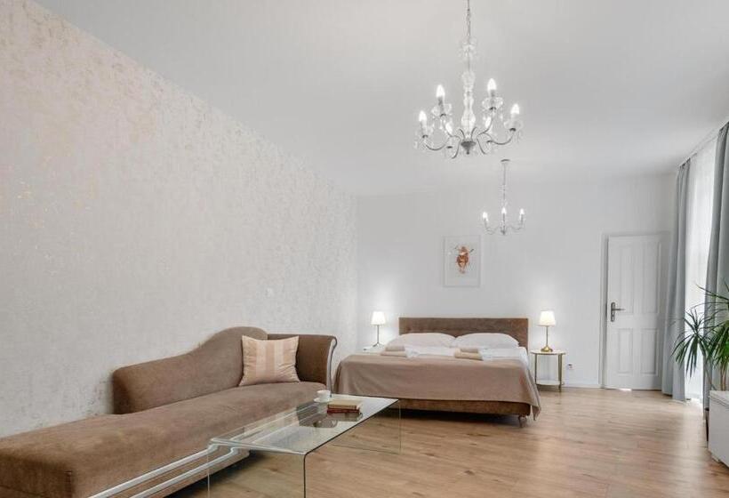استودیوی لوکس, Garni Hotel Virgo