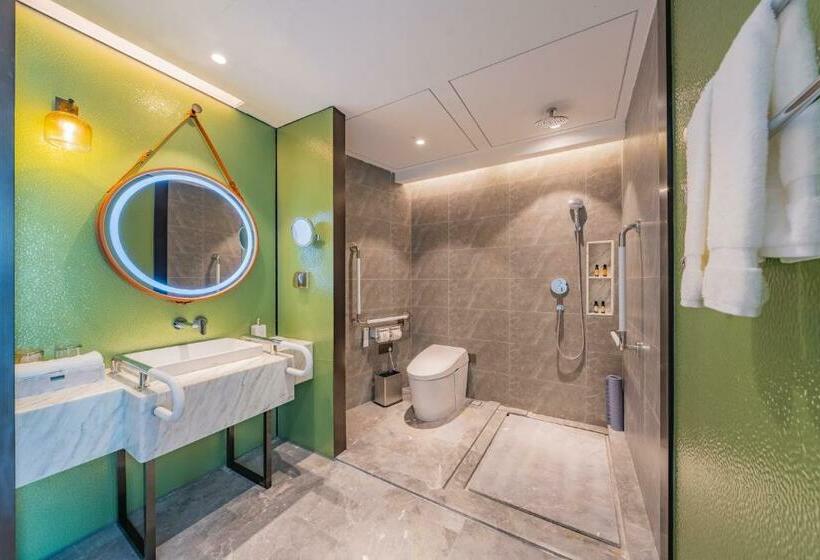 Номер Стандарт Кровать Кинг Адаптированный для Инвалидов, Holiday Inn Zhuhai City Center, An Ihg