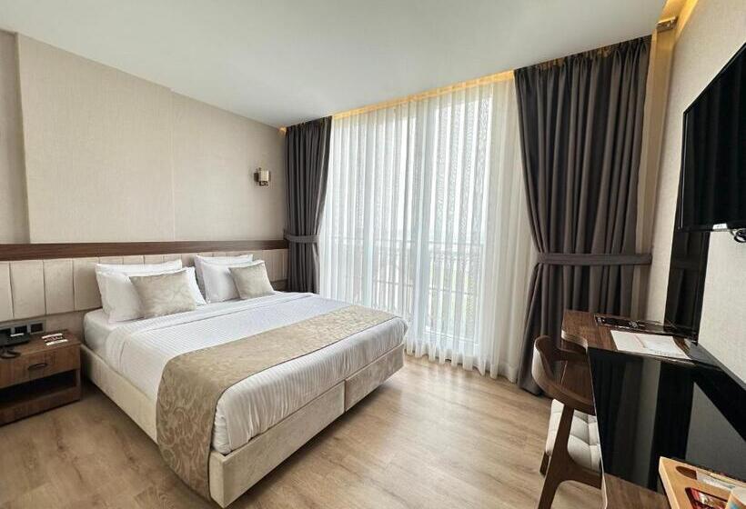 اتاق لوکس با بالکن, Trademark Collection By Wyndham Operla Airport Hotels