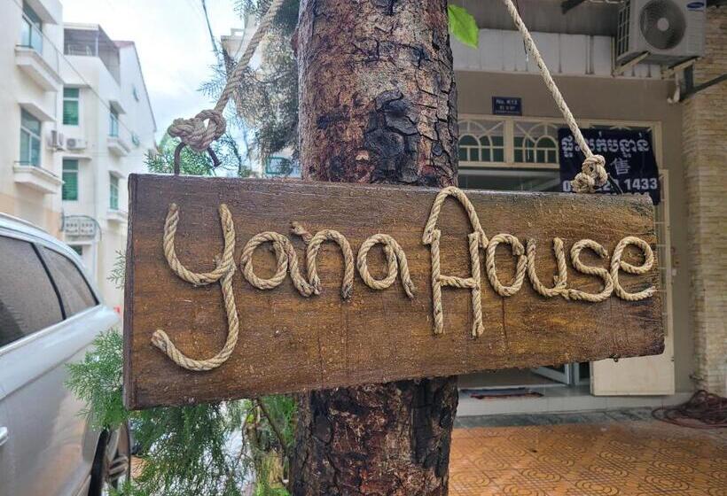 Номер Стандарт с Балконом, Yana House Phnom Penh